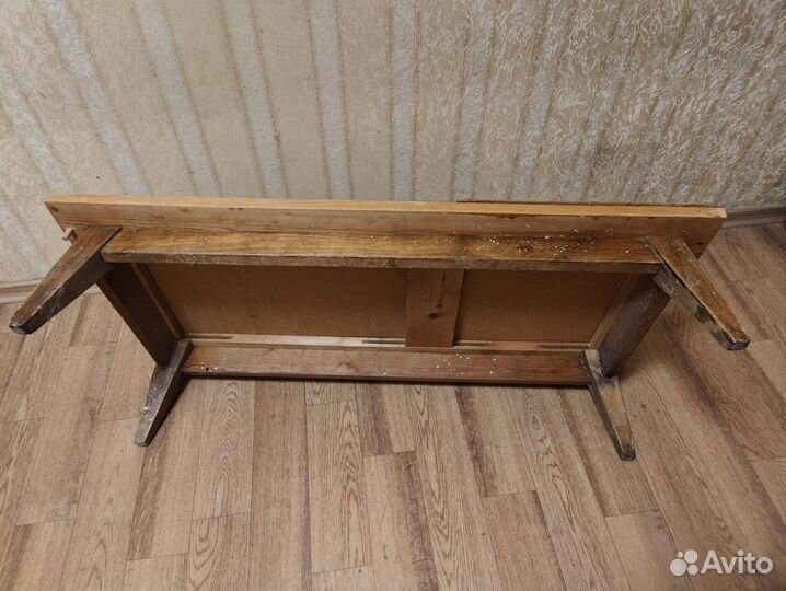 Столик на маленьких ножках