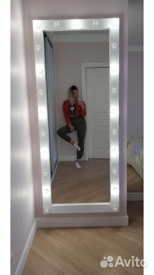 Гримерное зеркало с лампочками