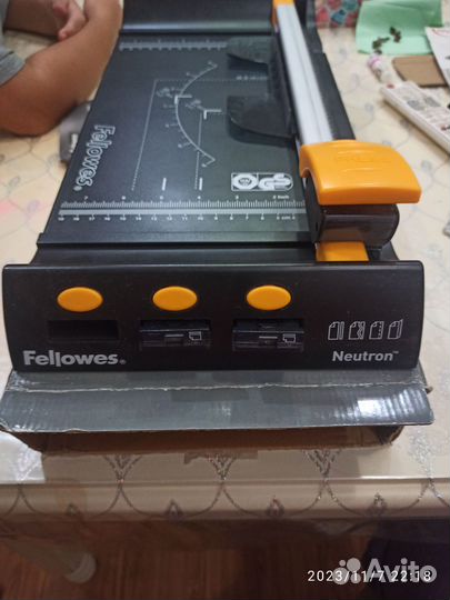 Резак для бумаг Резак дисковый Fellowes Neutron