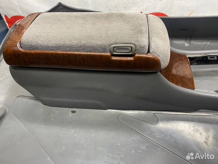 Подлокотник Toyota Crown