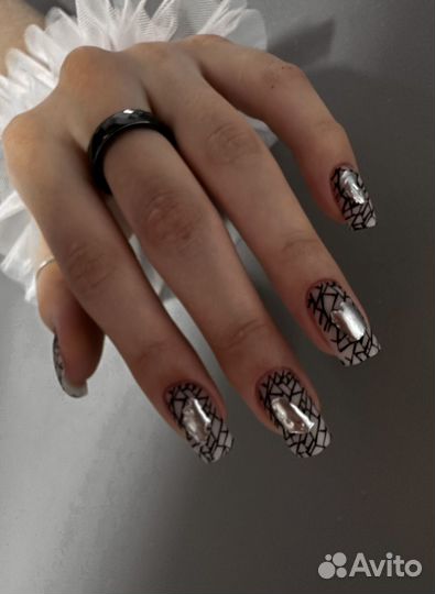 Модель на коррекцию ногтей