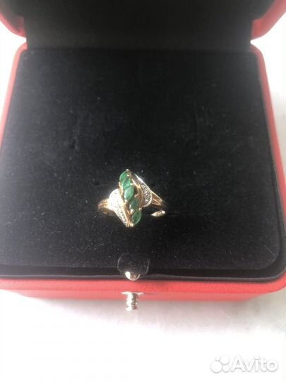 Золотое кольцо с изумрудом и бриллиантами
