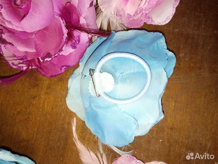 Искусственные цветы на булавке