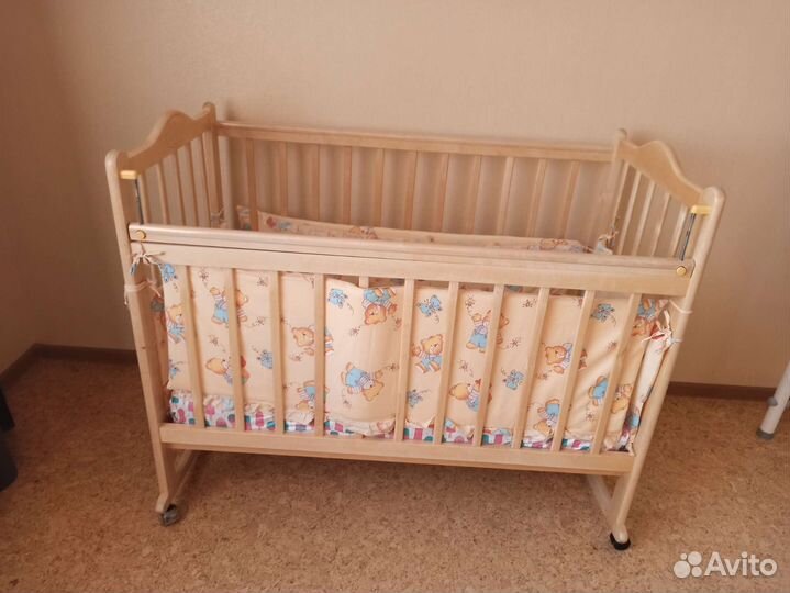 Детская кроватка с матрасом и мягкими стенками