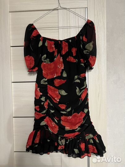 Вечернее платье в красный цветок