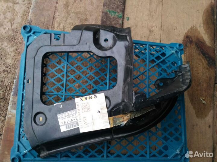 Панель фонаря левого (Ниссан) -Almera N16 (00-06)