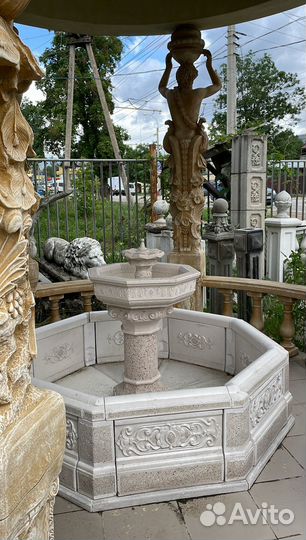 Фонтан из натурального камня с бассейном