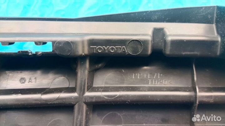 Решетка переднего бампера Рав 4 4 левая 2015-2019