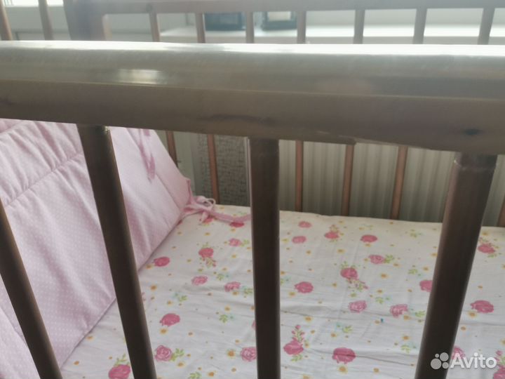 Детская кроватка с маятником