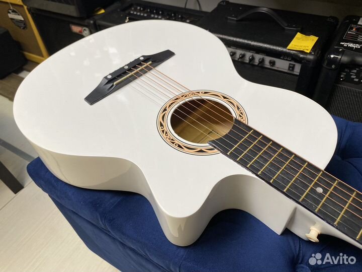 Акустическая гитара белая