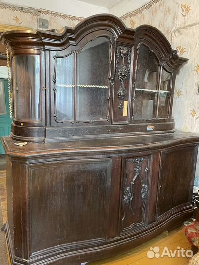 Старинный антикварный шкаф буфет
