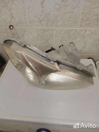 Правая фара Toyota platz SCP11