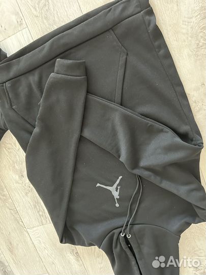 Мужской спортивный костюм