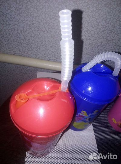 Набор пластиковых стаканов с трубочками