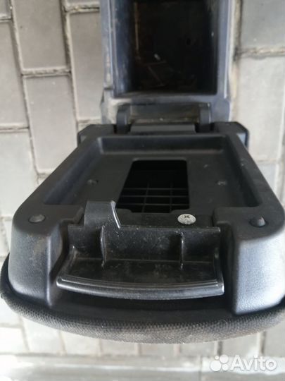 Подлокотник Митсубиси Лансер 10