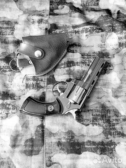 Мощный пистолет в кобуре