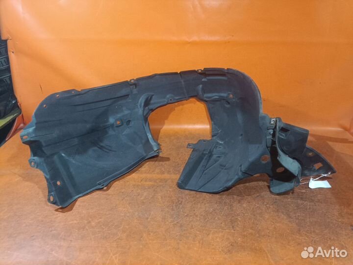 Подкрылок Nissan Leaf ZE0 передний правый