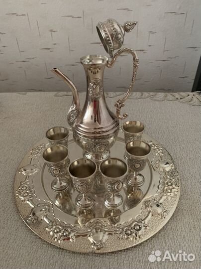Серебряный поднос с кувшином и рюмками
