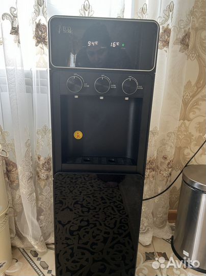 Кулер для воды напольный