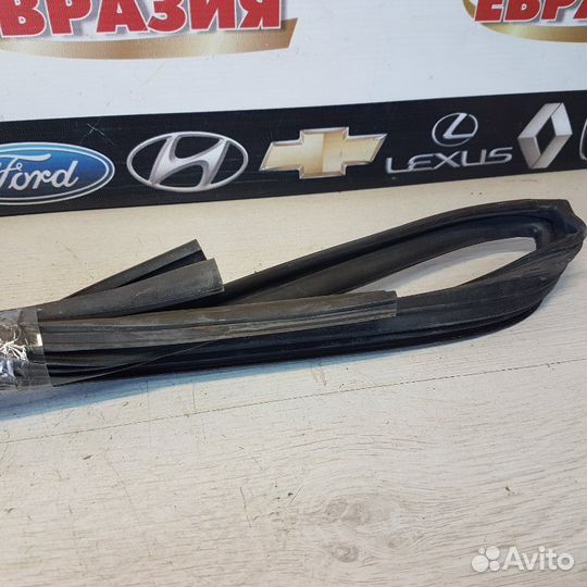 Уплотнитель стекла двери задний правый Mazda