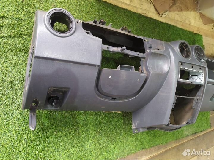 Торпедо Renault Logan седан 1.4 2007