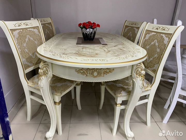 Кухонный стол с мраморной столешницей