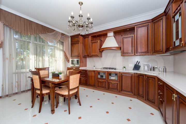 Дом 320 м² на участке 11 сот.