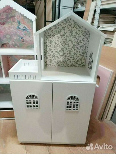 Кукольный домик-стеллаж с дверцами