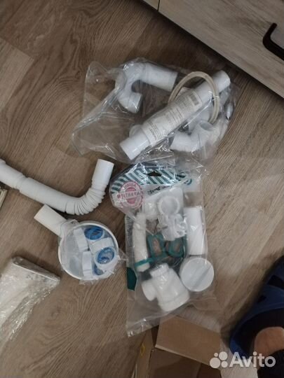 Раковина с кронштейнами и смесителем