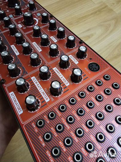 Behringer Neutron аналоговый синтезатор