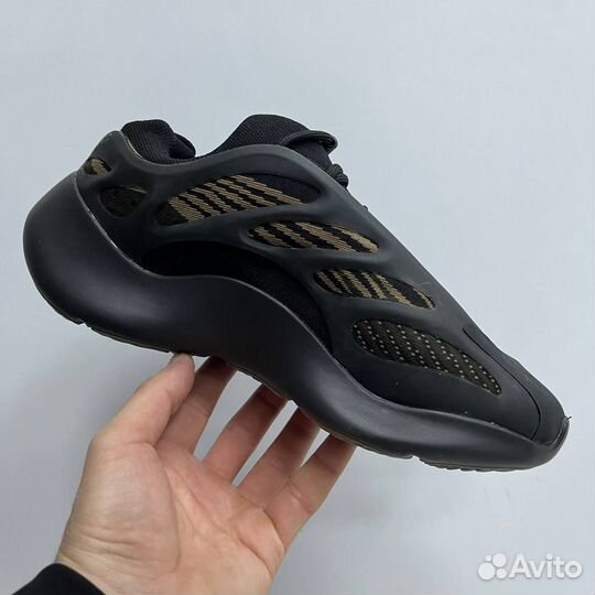 Кроссовки adidas yeezy boost 700 v3