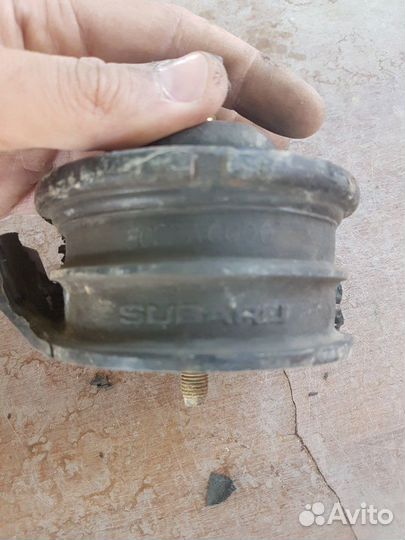 Правая подушка под двигатель на субару легаси