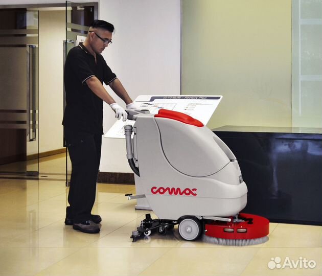 Уборщик на поломоечной машине в ночь