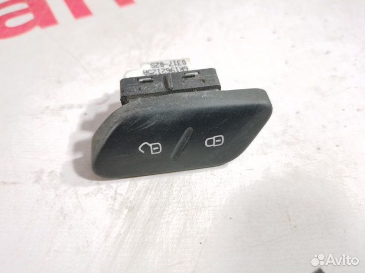 Кнопка центрального замка Volkswagen Polo седан