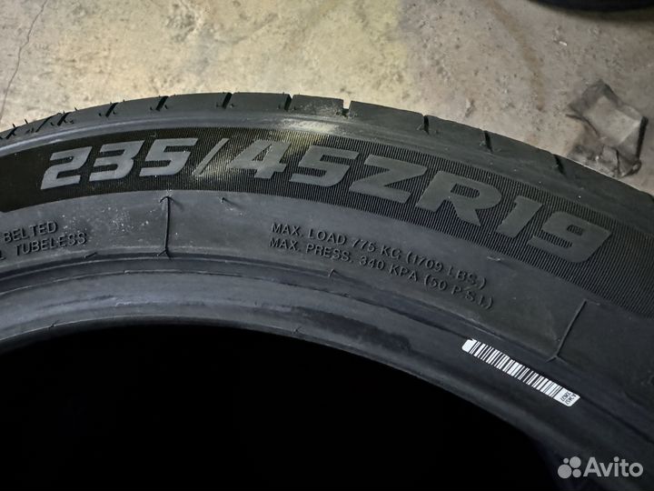 Royal Black Royal Explorer II 235/45 R19 99W