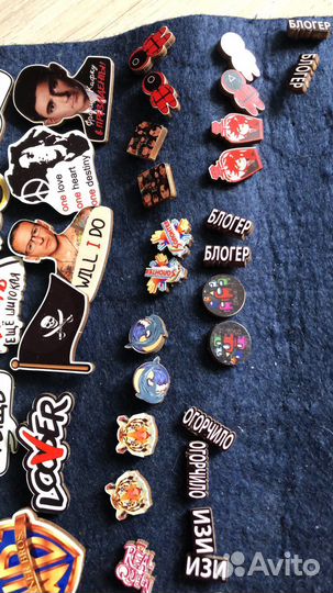 Значки, серьги