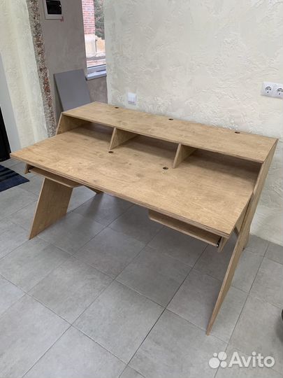 Студийный стол для музыкантов - Орех