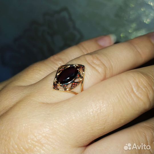 Золотое кольцо с гранатом, р. 18,5 Новое