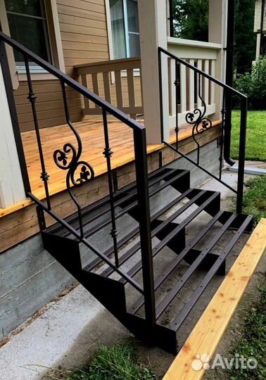 Облицовка лестничного металлокаркаса деревом