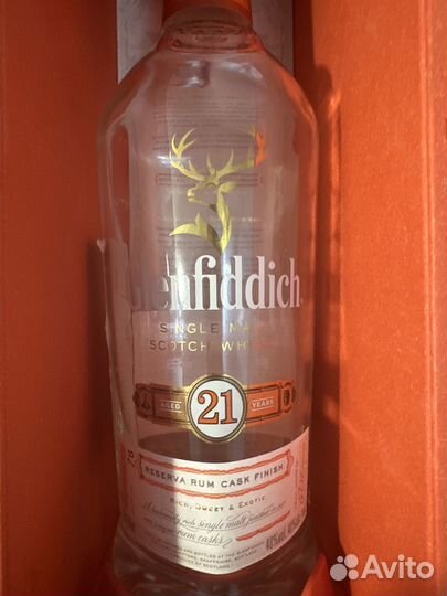 Пустая бутылка виски с коробкой