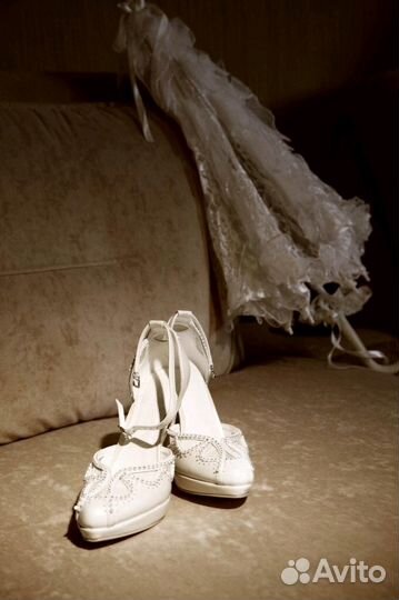 Свадебное платье на 44 размер, перчатки, диадэма и