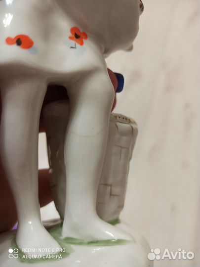 Фарфоровая статуэтка