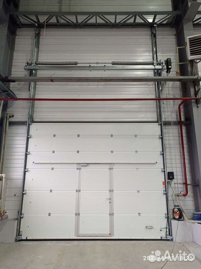 Монтаж секционных ворот