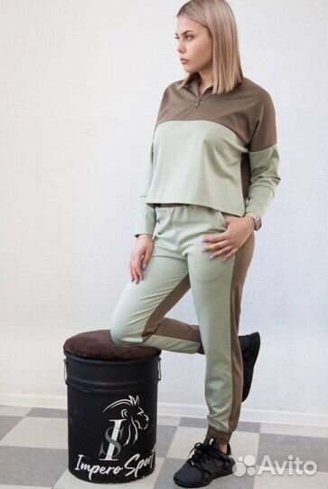 Женский спортивный костюм