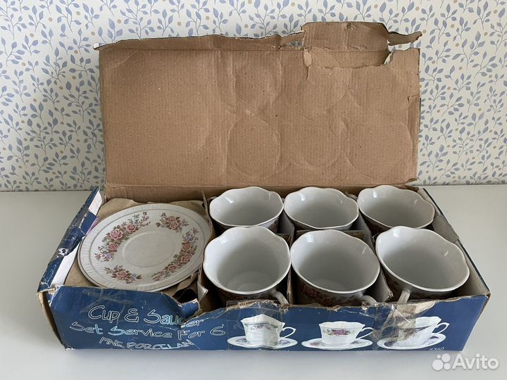 Кофейные чашки с блюдцами