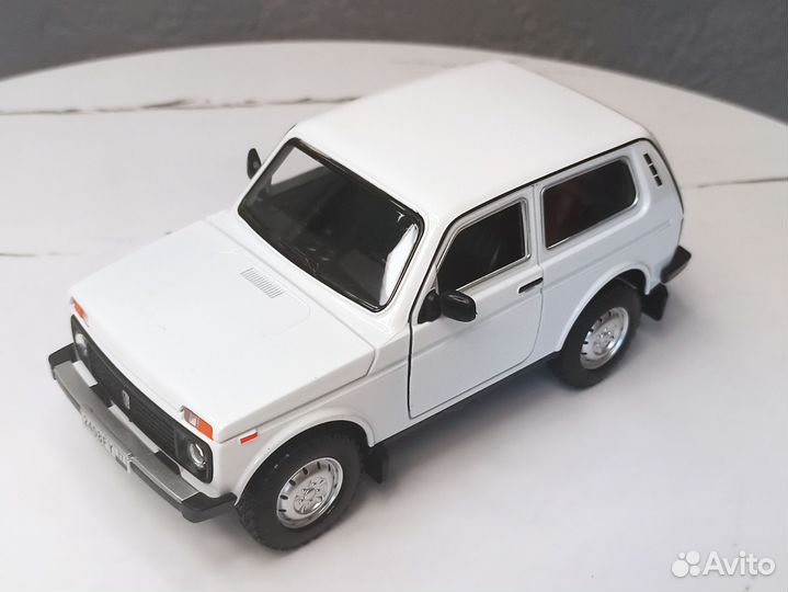 Модель автомобиля Лада Нива 1:24