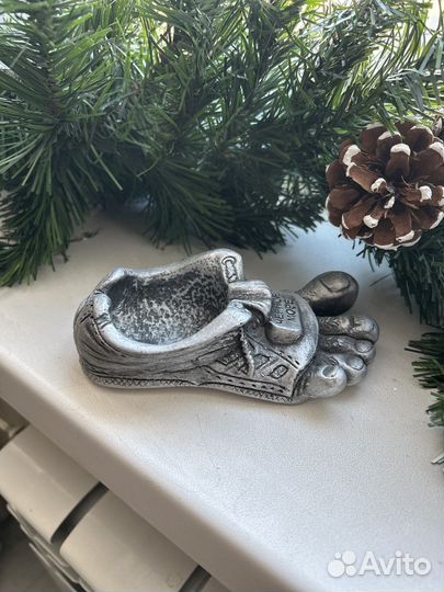 Статуэтка стопы, пепельница