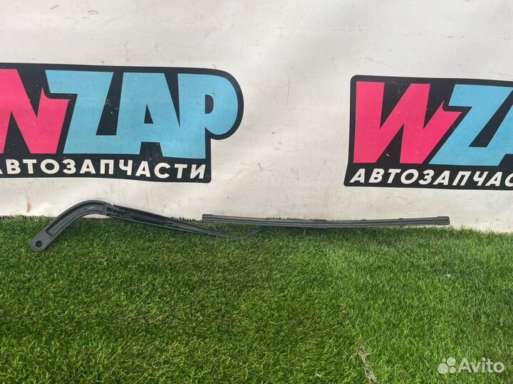 Поводок стеклоочистителя левый Ford Mustang