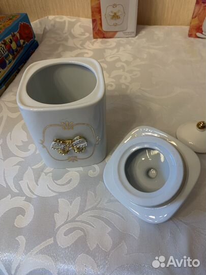 Посуда для сервировки стола банка и соусница