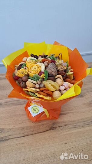 Вкусный букет из орехов и сухофруктов